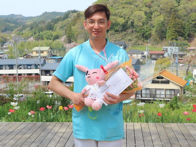 庭園を背景にした風景 庭 自然豊かなロケーションで、リラックスしながら働ける職場環境です。