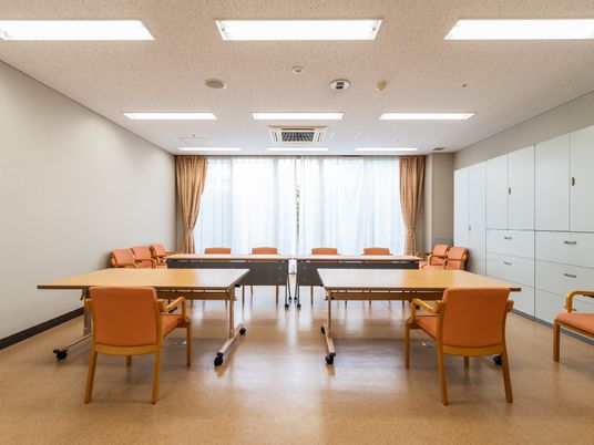 椅子とテーブルのある部屋