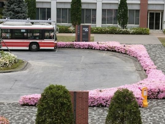 花で囲まれた施設外観  