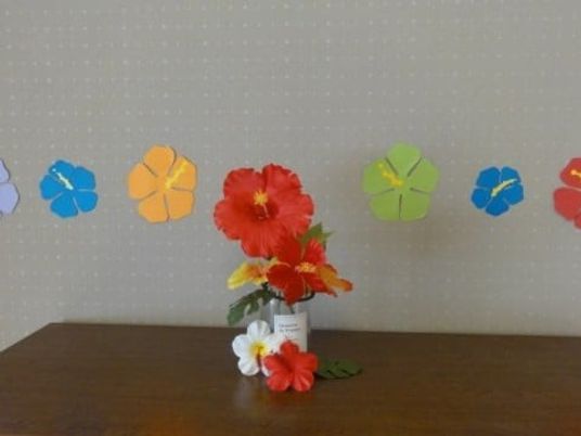 花飾りのある飾り棚  