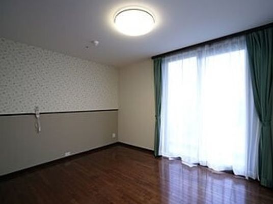 落ち着いた色合いの居室
