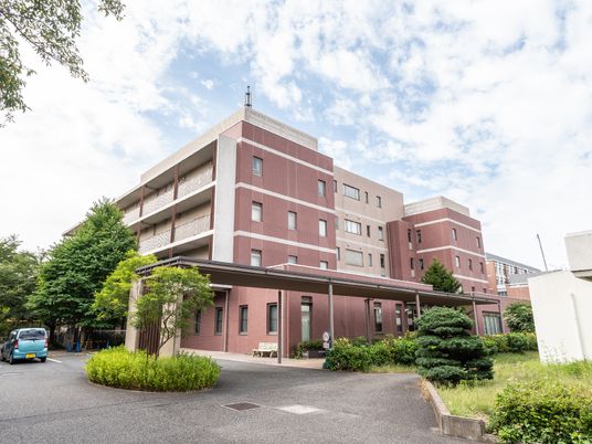 赤茶色の建物の外観