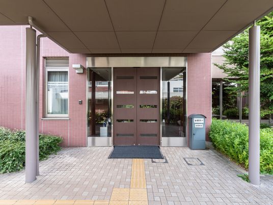 赤レンガの建物エントランス