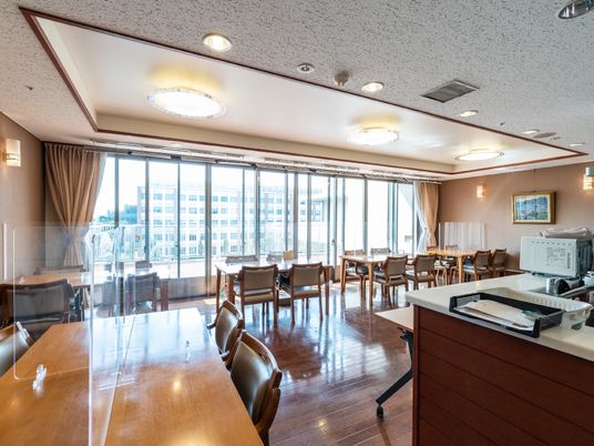明るい食堂風景