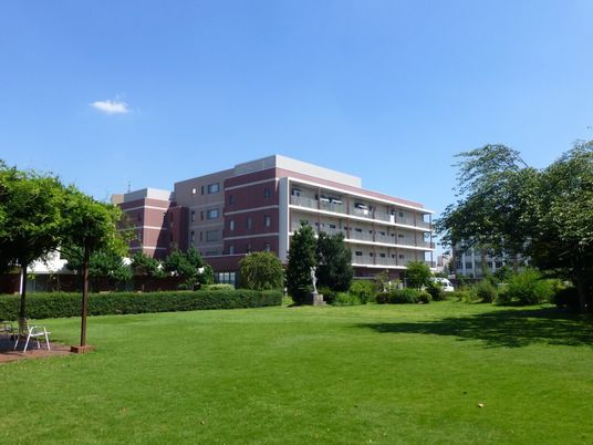 緑豊かな庭園と建物