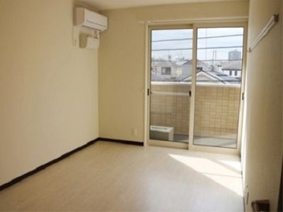 明るい個室の居室
