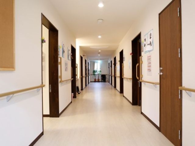 明るい廊下の風景