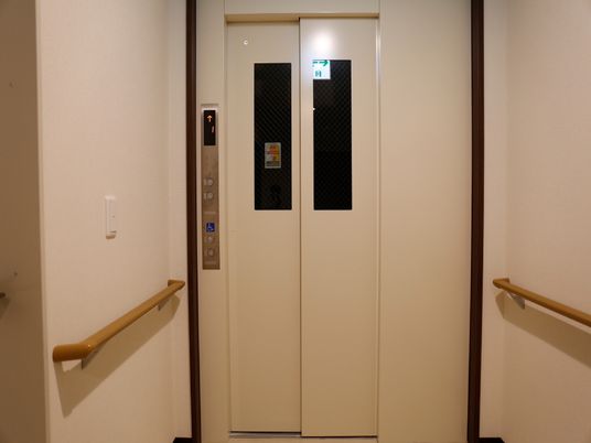 エレベーター前の通路