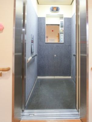 無人のエレベーター室内