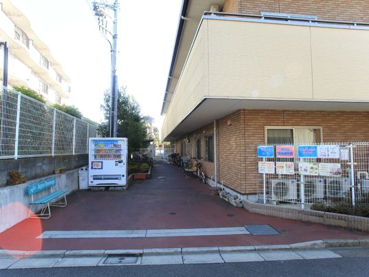 エントランスと自動販売機