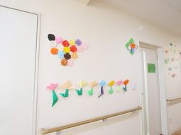 手作り装飾のある廊下