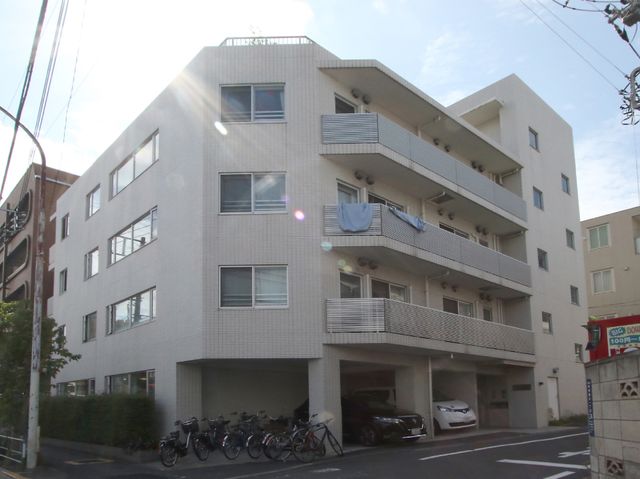 多階層の建物外観 外出 清潔感のある建物の多層構造には、ゆとりのベランダが備わっており、日々の生活に安らぎをもたらす造りになっています。車両や自転車も駐車スペースがあり、アクセスも便利です。