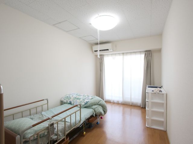 清潔な居室の風景 居室 明るく清潔感のある居室で、プライバシーを尊重した落ち着いた空間が提供されています。窓から自然光が差し込み、温もりを感じるため、快適な勤務環境が整っています。