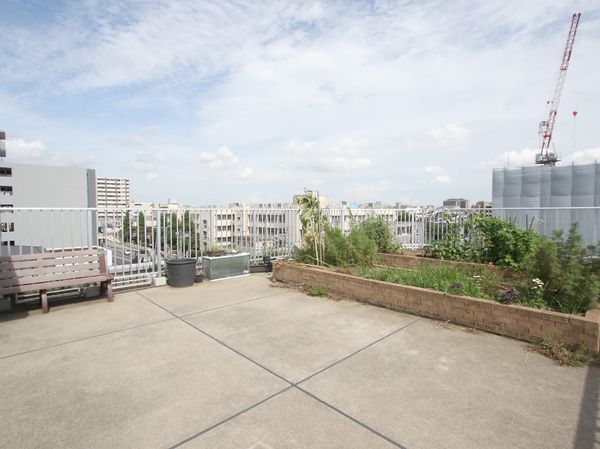 屋上庭園の開放的空間