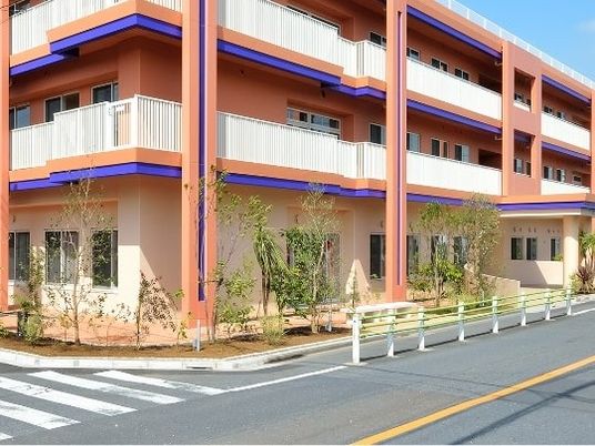 明るい外観の施設建物  