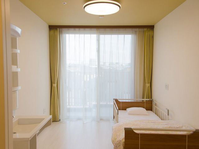 入居者の居室 居室 清潔感あふれる個室は、生活に必要な家具が整えられ、落ち着いた時間を過ごすことができます。