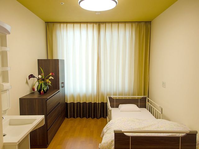 居心地の良い居室 居室 ゆったりとしたベッドと暖かみのある照明が心地よく、快適な一人暮らしをサポートします。