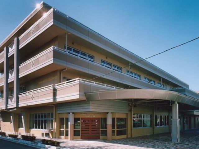 三階建ての外観 外観 施設の外観は、三階建ての建物で、広々としたバルコニーが特徴的です。ゆったりとした造りになっています。