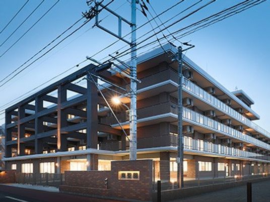 夕方の建物外観  