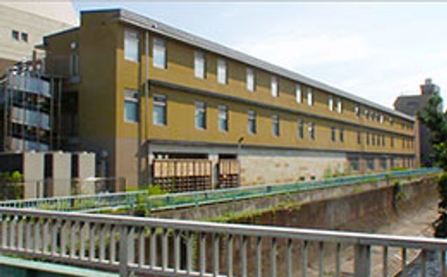 静かな建物外観