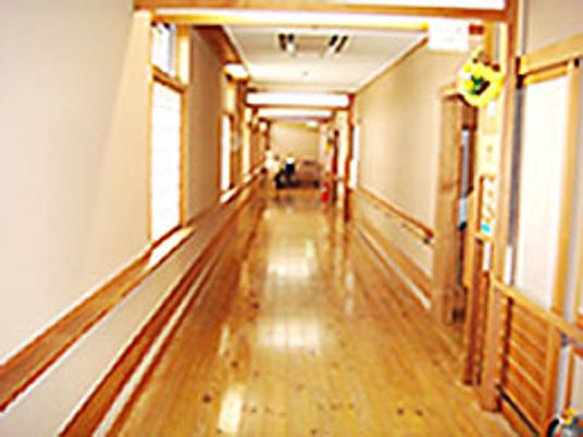 木の温もりがある廊下