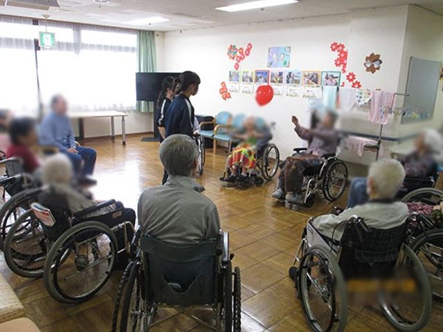 活動中の多目的室 多目的室 利用者がくつろぎながら参加できる、和やかなレクリエーションスペースです。