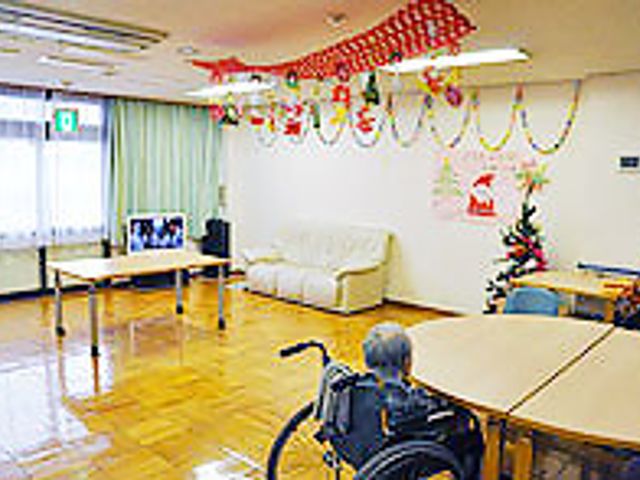 広々としたラウンジ ラウンジ 自然光が差し込む明るい空間で、ゆったりと寛ぐことができます。車椅子の方もくつろげる広さです。