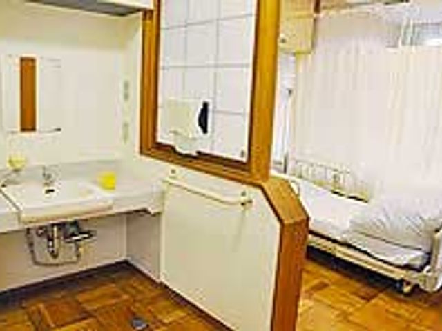 洗面台とベッドの居室 居室 清潔感のある空間で、使いやすい洗面台と快適なベッドが配置されています。