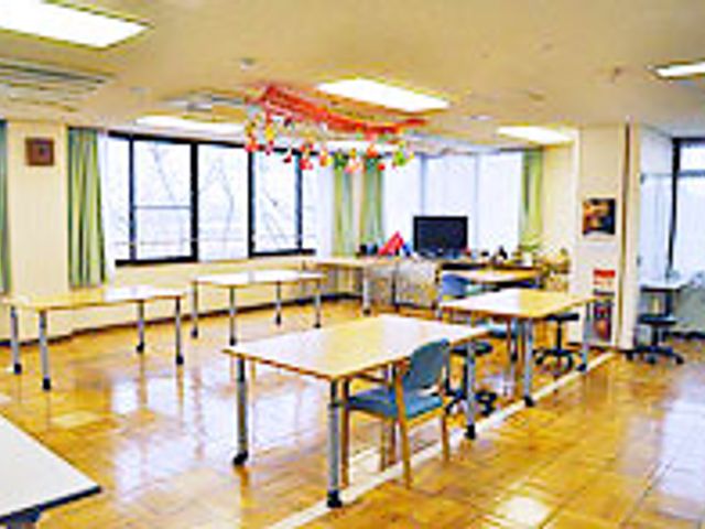 広々とした明るい部屋 多目的室 広いスペースが確保された明るい環境です。窓から自然光が差し込み、快適な時間を過ごせます。