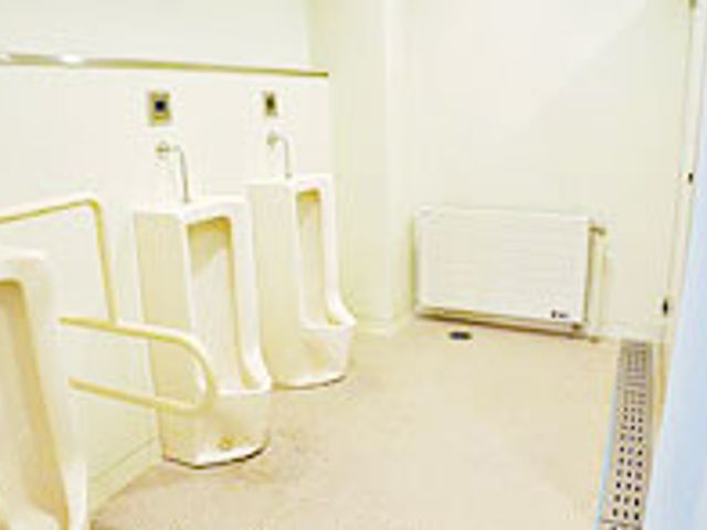 清潔なトイレ内観 トイレ 清潔感のあるトイレで、手すりが設置されています。安全に配慮された空間です。