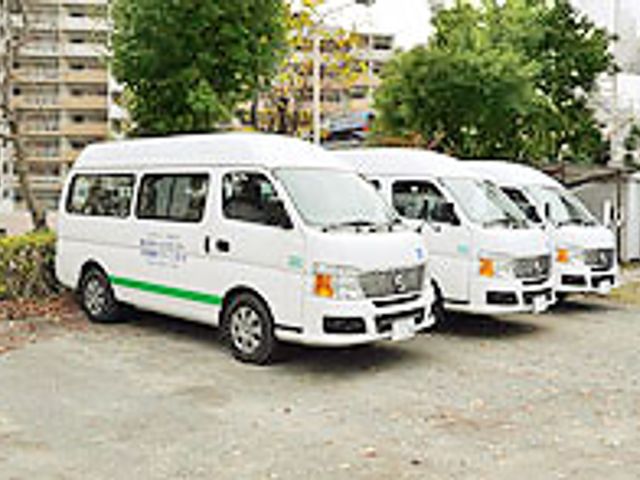 送迎用車両の駐車場 外観 複数の送迎用車両が並び、施設利用者の快適な移動をサポートします。