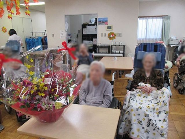 くつろぎのひととき居室 居室 広々とした居室で、入居者の方々が穏やかにリラックスされています。快適な環境が整っています。