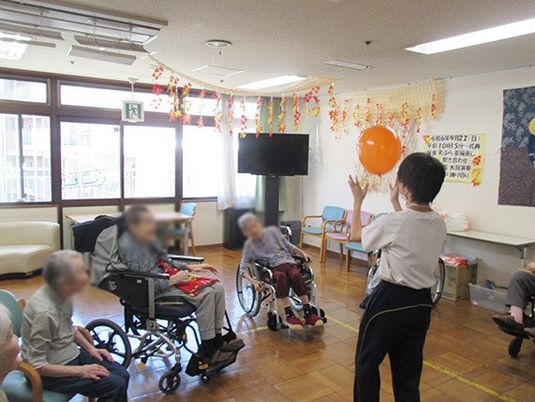 賑やかで和やかなラウンジ