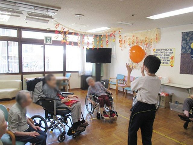 賑やかで和やかなラウンジ ラウンジ 広々としたラウンジで、車椅子の方も参加できるレクリエーションが楽しめます。自然光が優しく降り注ぐ空間です。
