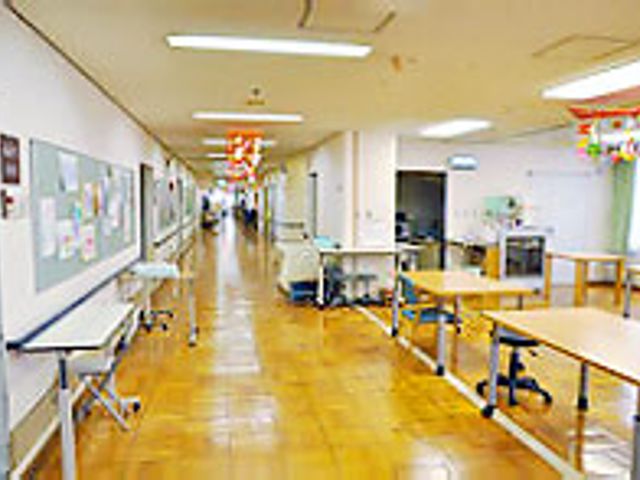 明るい廊下と机 廊下 広々とした廊下には机が並んでおり、自然な光が差し込む明るい空間です。