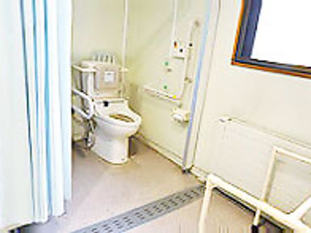 車椅子対応トイレ トイレ 広々とした安心設計のトイレです。手すりが設置され、安全にご利用いただけます。