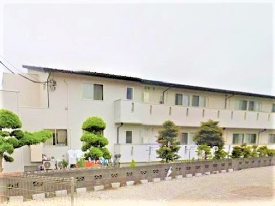 白い建物の外観