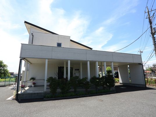 白い建物のエントランス