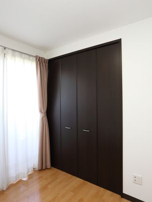 シンプルなデザインのクローゼット