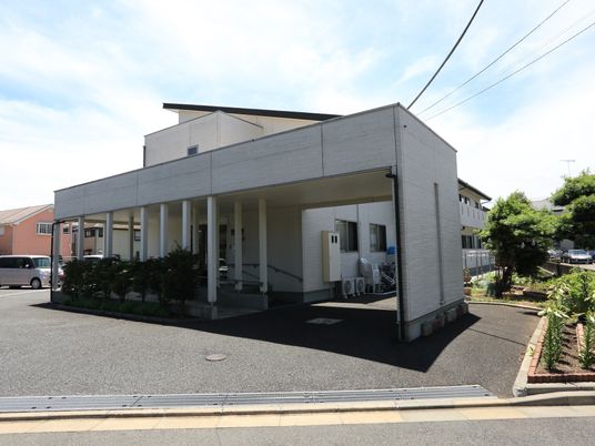 明るい外観の建物エントランス