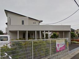 明るい印象の建物エントランス