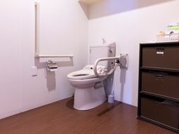 バリアフリー設計のトイレ