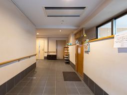 廊下の手すりと掲示物