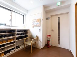 エントランスの明るい空間