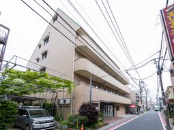 明るい建物の外観