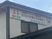 施設の看板が見える外観  