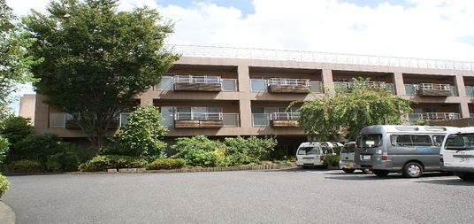 木々に囲まれた建物の外観