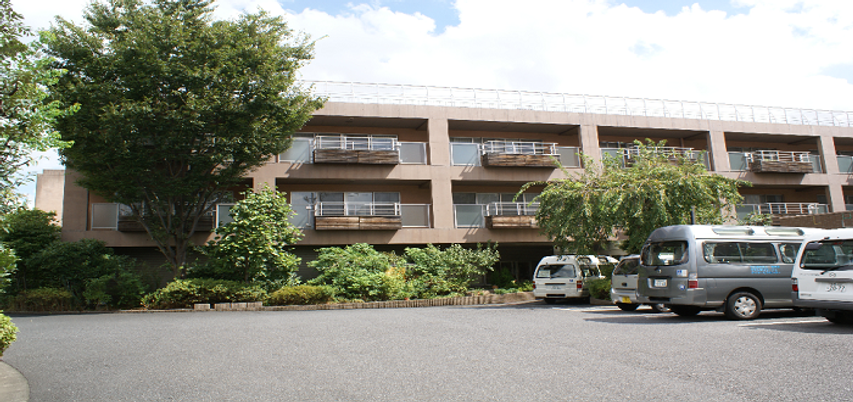 木々に囲まれた建物の外観