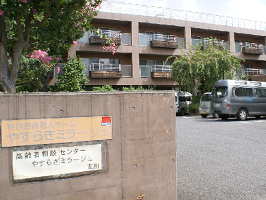 駐車場と建物
