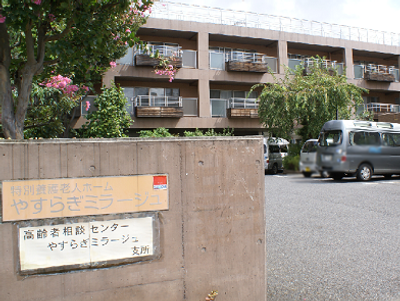 駐車場と建物